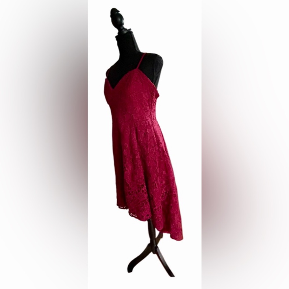 ♥️LULUS! “SO ADORED” BURGUNDY CROCHET LACE SLEEVELESS HIGH-LOW DRESS! ♥️ - Picture 8 of 16
